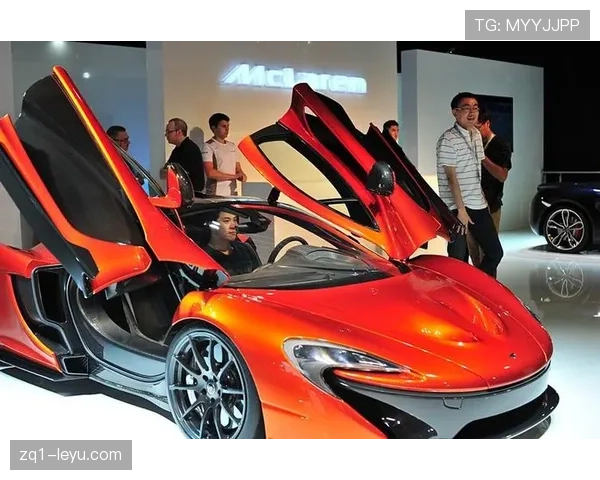 皮克退役后天天晒豪车游艇，前队友还在踢球还房贷